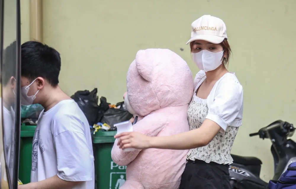 Còn tại Bến xe Giáp Bát, Giám đốc Nguyễn Hoàng Tùng cho biết, đơn vị đã chủ động xây dựng kế hoạch phục vụ nhu cầu đi lại của người dân trong dịp cao điểm này. Dự kiến lượng khách qua Giáp Bát sẽ gấp ba lần ngày thường, tương đương 12 - 15 nghìn lượt hành khách/ngày. Để phục vụ lượng khách lớn này, các nhà xe đã đăng ký tổng cộng 200 chuyến xe/ngày để giải toả hành khách trước và sau dịp lễ.