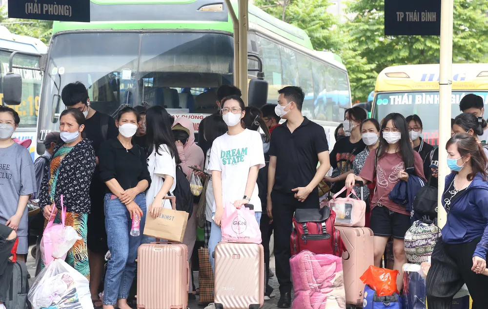 &quot;Bến xe Giáp Bát huy động 100% lao động trực ngày cao điểm để quản lý vận tải hành khách, phục vụ hành khách và đảm bảo an ninh trật tự&quot;, ông Tùng cho biết.