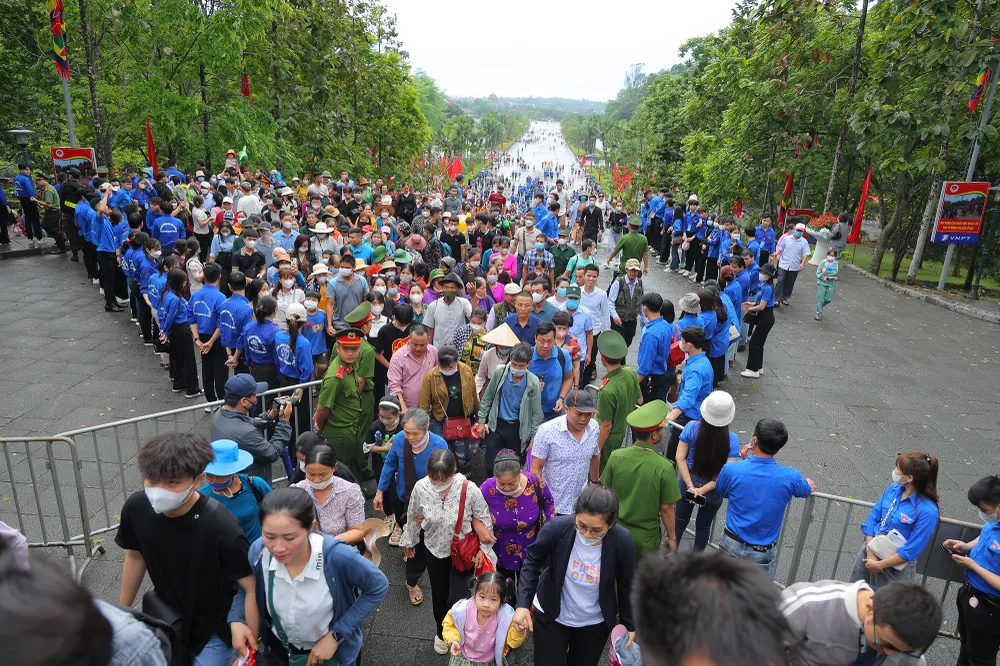 Sáng nay, sau khi các lãnh đạo cấp cao của Đảng và Nhà nước đã làm lễ, dâng hương, bái Tổ Hùng Vương, người dân ở phía dưới để sẵn sàng lên dâng hương tưởng nhớ các vua Hùng. Ảnh: PH Sáng nay, sau khi các lãnh đạo cấp cao của Đảng và Nhà nước đã làm lễ, dâng hương, bái Tổ Hùng Vương, người dân ở phía dưới để sẵn sàng lên dâng hương tưởng nhớ các vua Hùng. Ảnh: PH