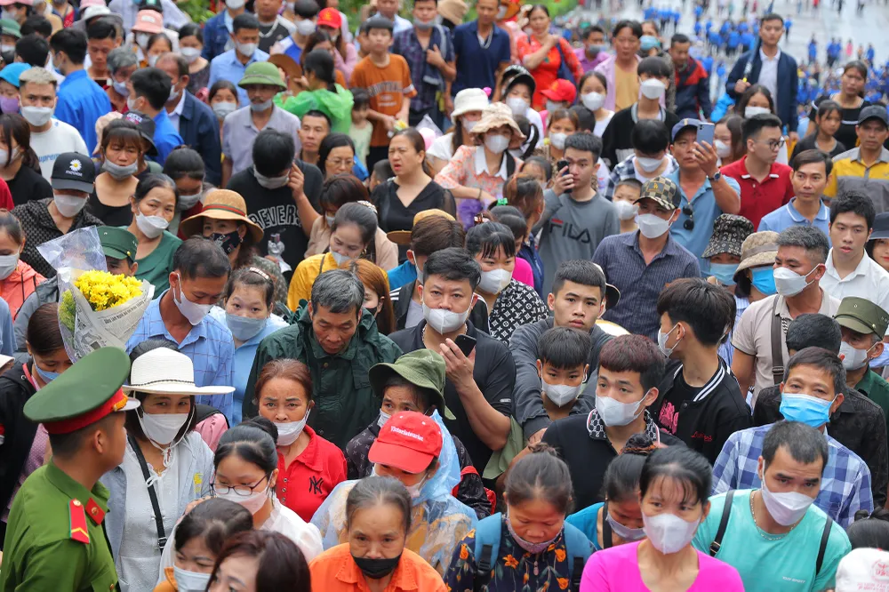 Dòng người kiên nhẫn chờ đợi để chờ tới giờ lên dâng hương. Dòng người kiên nhẫn chờ đợi để chờ tới giờ lên dâng hương.