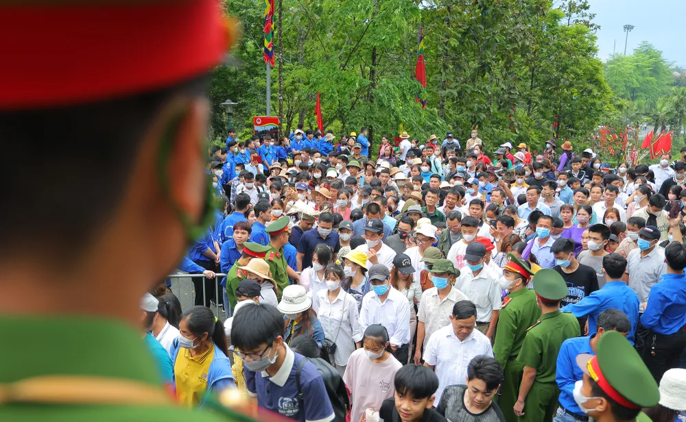 Nhiều du khách từ Hải Phòng, cho biết đến Phú Thọ từ 28-4 để thuê phòng nghỉ đợi tham dự lễ dâng hương sáng 29-4. Nhiều du khách từ Hải Phòng, cho biết đến Phú Thọ từ 28-4 để thuê phòng nghỉ đợi tham dự lễ dâng hương sáng 29-4.