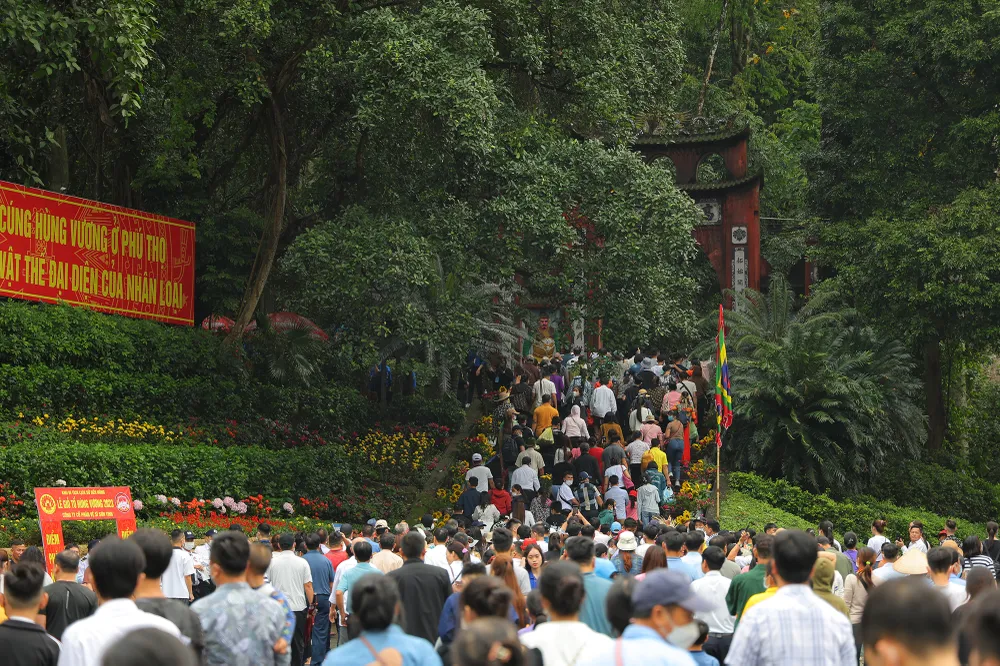Dòng người đổ về đền Hùng mỗi lúc một đông. Dòng người đổ về đền Hùng mỗi lúc một đông.