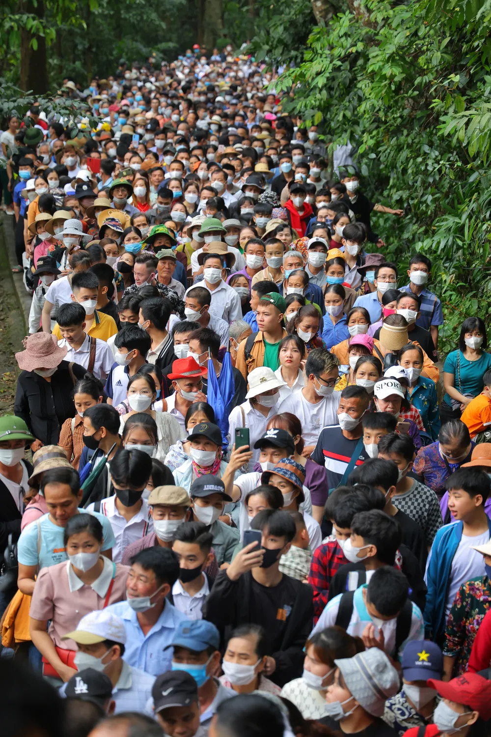 Lực lượng chức năng túc trực để bảo vệ an toàn, ổn định người dân, nhắc nhở bà con không chen lấn, xô đẩy nhau lên núi để tránh xảy ra sự cố, tai nạn đáng tiếc. Lực lượng chức năng túc trực để bảo vệ an toàn, ổn định người dân, nhắc nhở bà con không chen lấn, xô đẩy nhau lên núi để tránh xảy ra sự cố, tai nạn đáng tiếc.