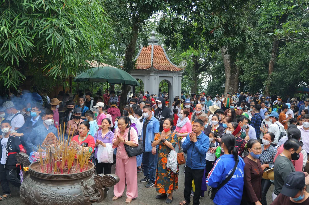 Chùm ảnh: Sau cơn mưa sớm, người dân lên Đền Hùng dâng hương ảnh 9 Chùm ảnh: Sau cơn mưa sớm, người dân lên Đền Hùng dâng hương ảnh 9