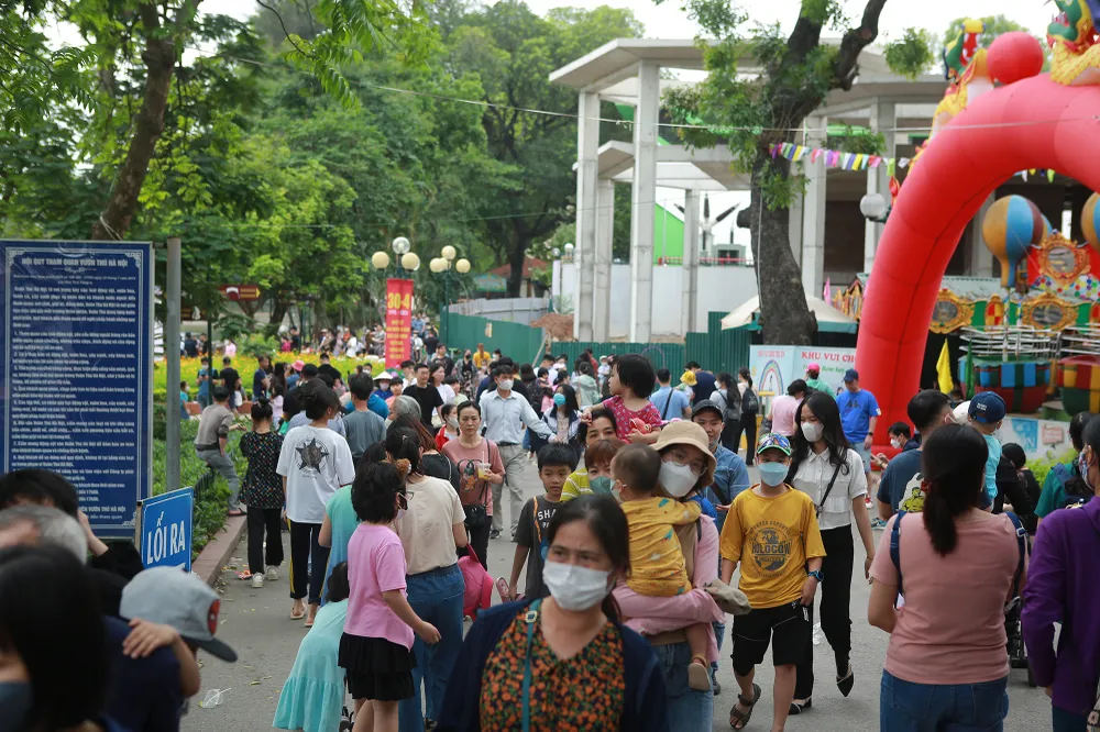 Không chỉ có các gia đình ở Hà Nội, mà nhiều gia đình còn đến từ các tỉnh lân cận đã đổ về Công viên Thủ Lệ để vui chơi.