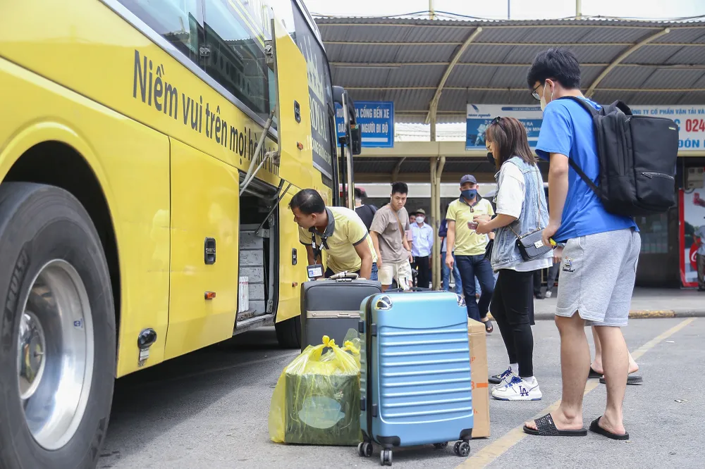 Chính vì được nghỉ nhiều ngày, nên nhiều người đã có thời gian để chuẩn bị rất nhiều đồ đạc để mang về và mang đi.