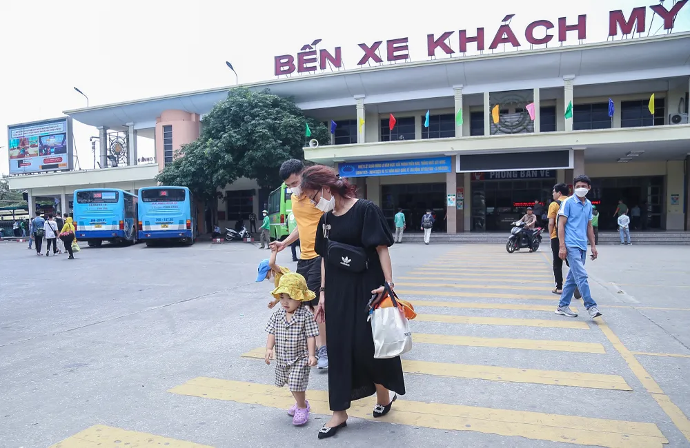 Ghi nhận tại bến xe khách Mỹ Đình ngay từ đầu giờ chiều nay, nhiều gia đình đã quay trở lại Thủ đô để chuẩn bị cho công việc.