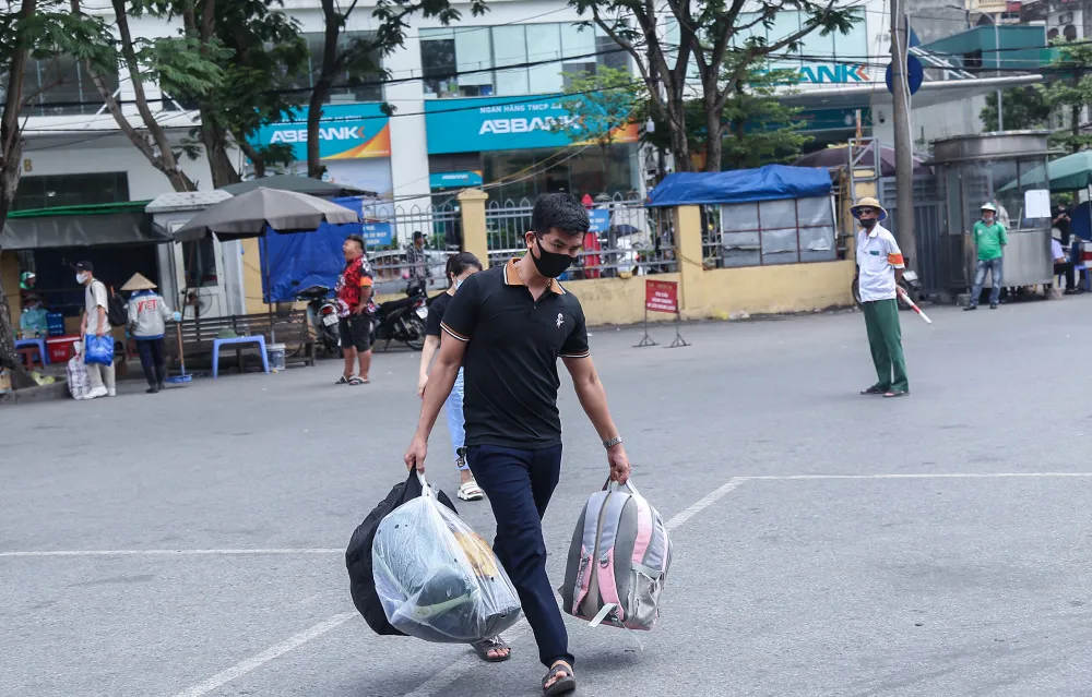 Đồ đạc lỉnh kỉnh là những hình ảnh quen thuộc tại các bến xe vào thời điểm này.