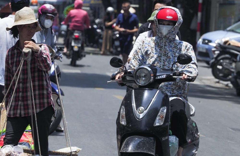 Mũ, áo chuyên dụng, khẩu trang... là những đồ dùng không thể thiếu của người dân mỗi khi ra đường vào thời điểm này.