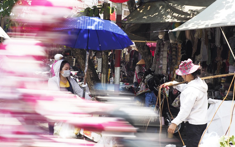 Những chiếc áo khoác chống nắng, khẩu trang, ô che nắng, thậm chí cả những chiếc quạt mini cũng được người dân trang bị để chống lại nắng nóng gay gắt.