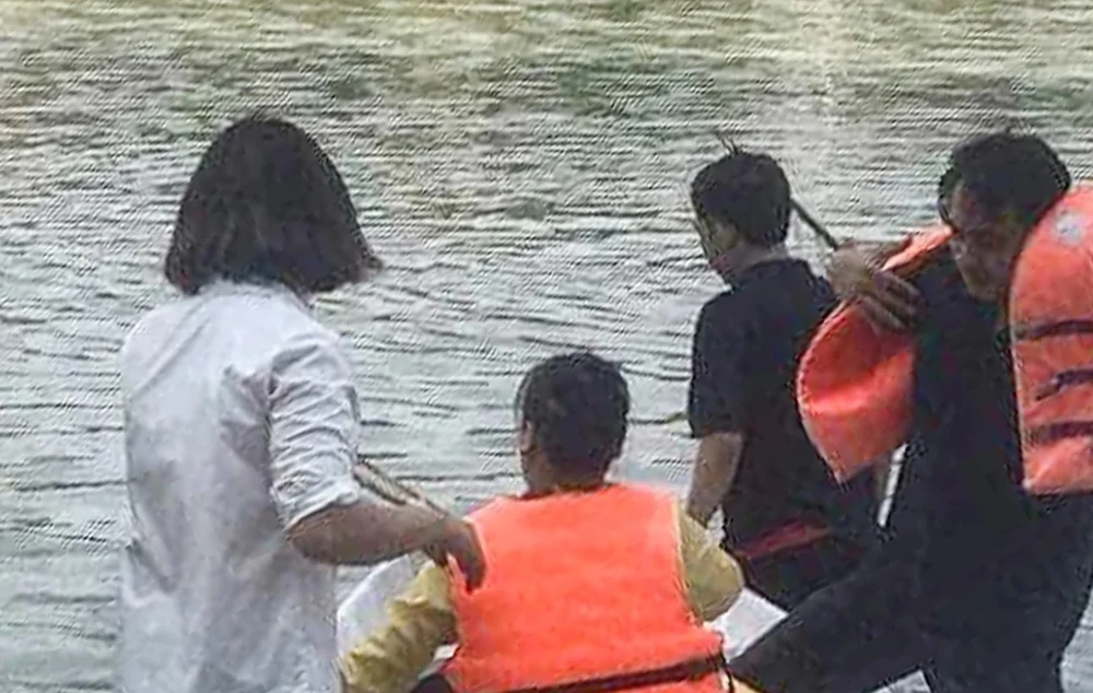 Lực lượng chức năng thời điểm tìm kiếm bé gái. Ảnh CTV