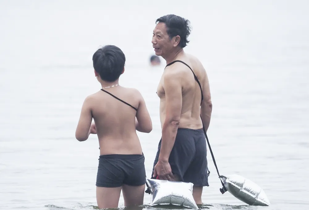 Các vật dụng hỗ trợ việc bơi lội để phòng tránh nguy cơ đuối nước luôn đi kèm bên người của những người dân.