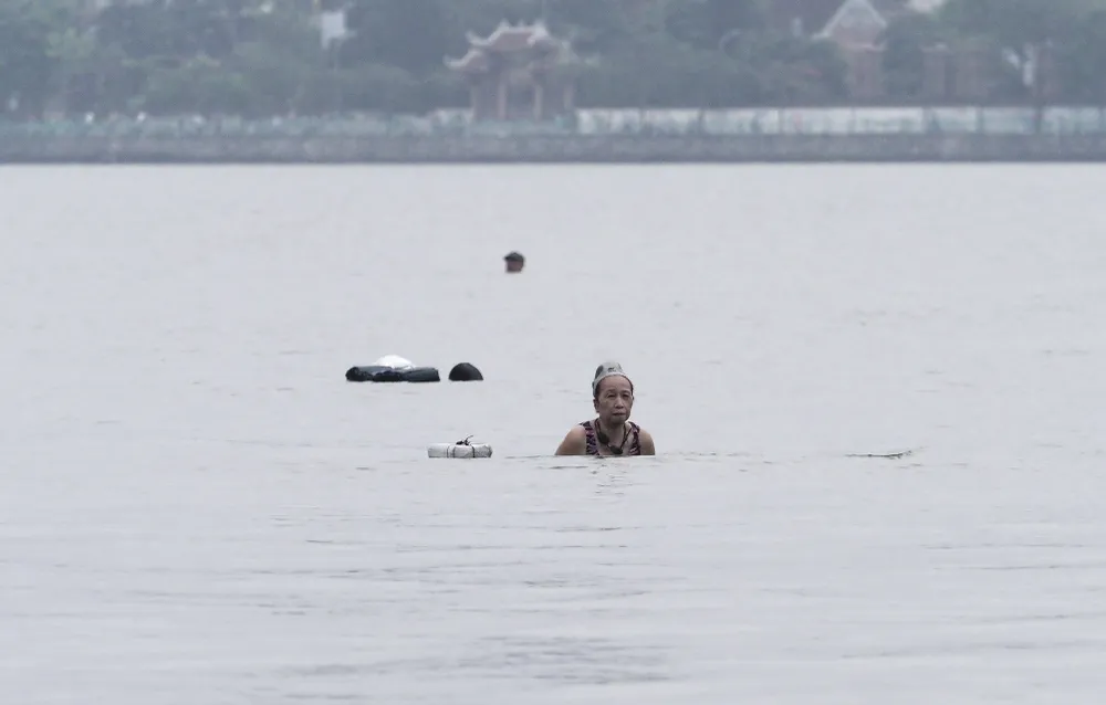 “Những ngày nắng nóng như thế này, tôi thường xuyên ra Hồ Tây để tắm. Nước ở đây là nước tự nhiên, không hóa chất tẩy rửa, lại được bơi miễn phí nên tôi thấy đây là địa điểm quá lý tưởng để giải nhiệt mùa hè“ - một người dân chia sẻ.