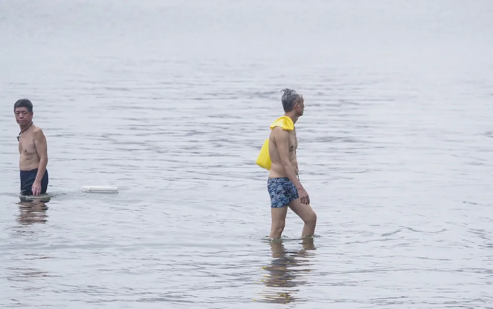 Tại khu vực này, mực nước hồ Tây không quá sâu, đây là bãi tắm &quot;lý tưởng&quot; của người dân trong nhiều năm.