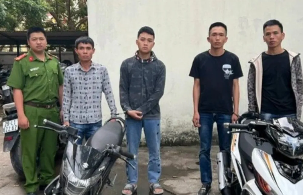 Nhóm thanh niên tại cơ quan công an. Ảnh CA