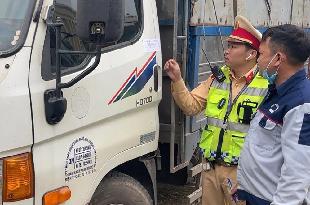 Lực lượng CSGT đã tiến hành lập biên bản, tạm giữ phương tiện của tài xế T. Ảnh: CA