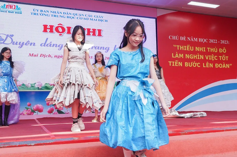 Qua những bộ trang phục tại Hội thi &quot;Duyên dáng thời trang tái chế&quot; tại ngày hội đọc sách, học sinh trường THCS Mai Dịch muốn nhắn gửi nhắn thông điệp cùng các bạn trẻ hãy chung tay góp sức bảo vệ môi trường bằng những việc làm và hành động thiết thực.