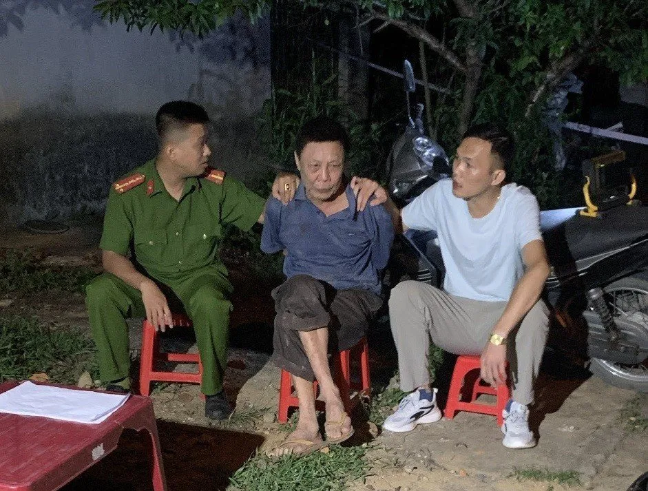 Tài xế Nguyễn Văn Minh (giữa) sau khi gây án vì bị kiểm tra nồng độ cồn. Ảnh: CA