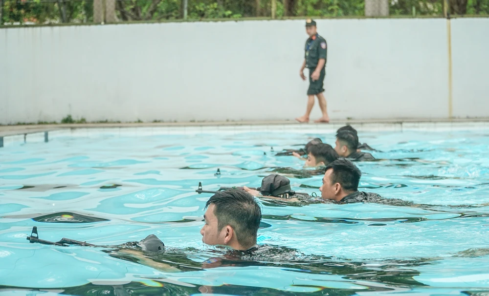 Bơi vũ trang cũng là một trong những nội dung giảng dạy tại Học viện CSND.