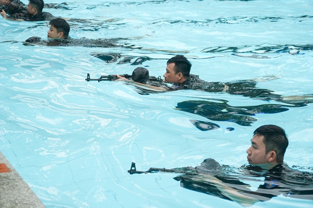 Các học viên chia sẻ, sau thời gian dài tập luyện, hiện đã có thể mang theo súng và đồ đạc, bơi cả trăm mét mà không mệt.