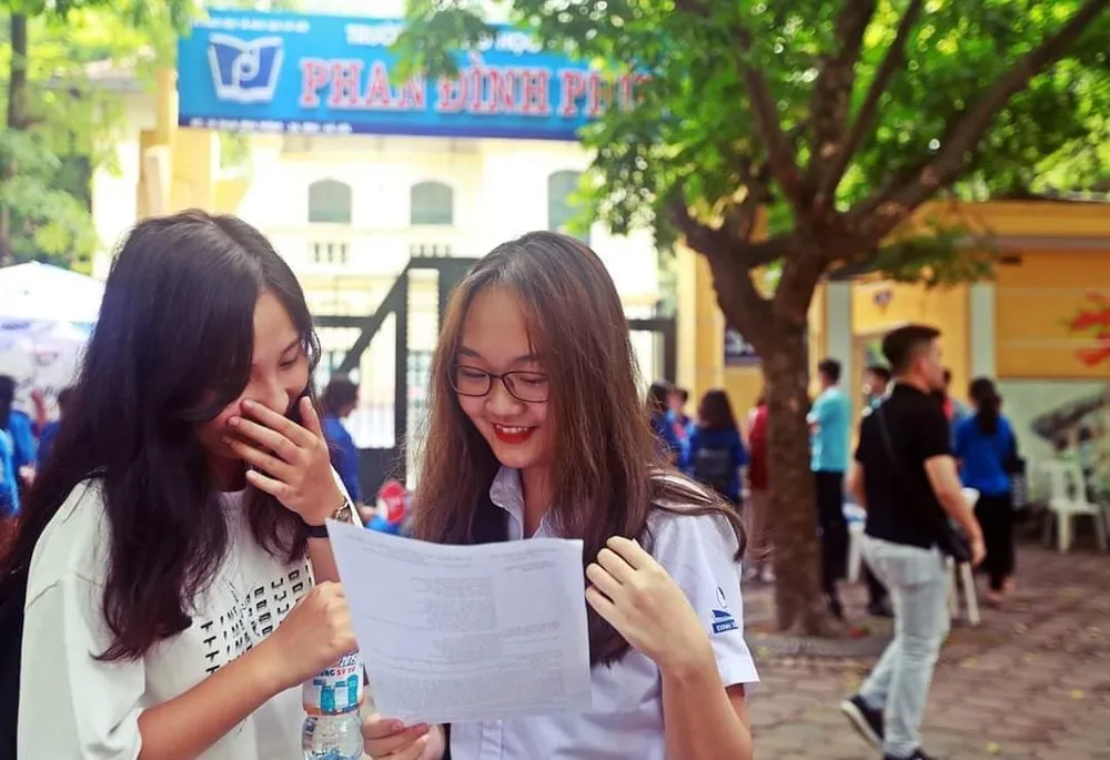 Các trường THPT tốp đầu tại Hà Nội tiếp tục có số thí sinh đăng ký dự thi rất cao. Ảnh PHI HÙNG