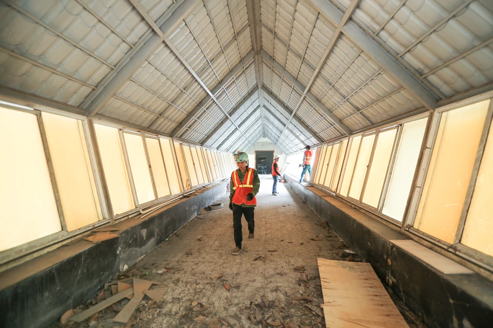 Khu vực nhà nổi trên hồ bên trong công viên được tháo dỡ trong sáng nay.