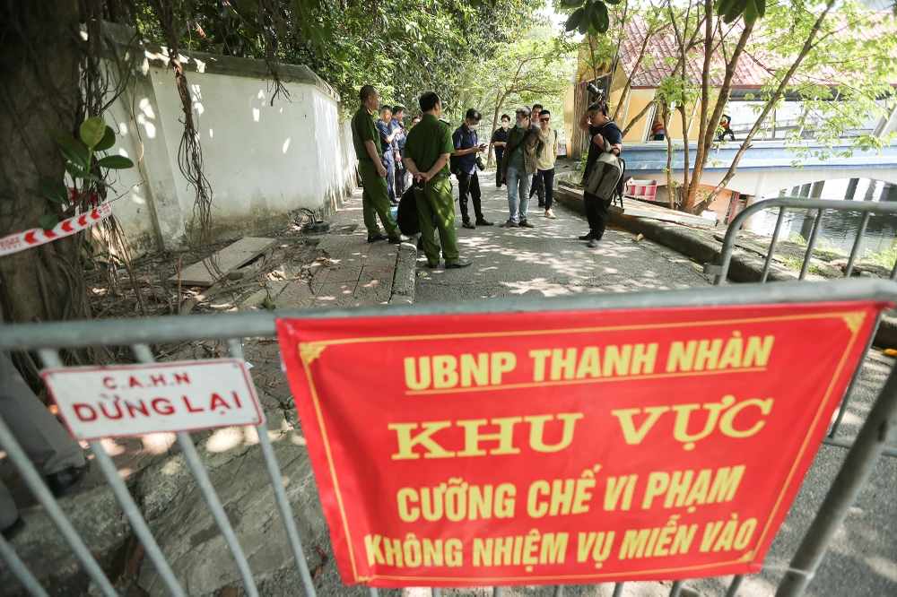 Sáng nay, 18-5, lực lượng chức năng phường Thanh Nhàn, quận Hai Bà Trưng, Hà Nội tiến hành phá bỏ các công trình sai phạm bên trong trong công viên Tuổi trẻ Thủ đô.