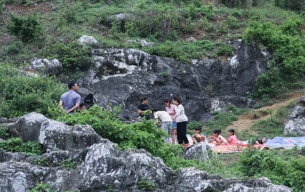 Vào cuối tuần, rất nhiều gia đình đã đưa con em mình tới đây dã ngoại, tham quan.