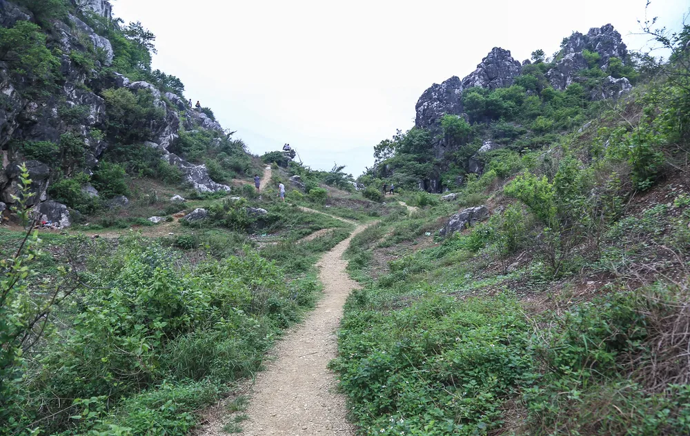 Tích xưa kể rằng, ngọn núi này là do viên ngọc trắng rơi xuống sông Đáy hóa thành 5 con chim phượng tương ứng với năm đỉnh núi, trong đó có ba đỉnh núi lớn là Tiên Nữ, Ninh Sơn và Đồng Lư.
