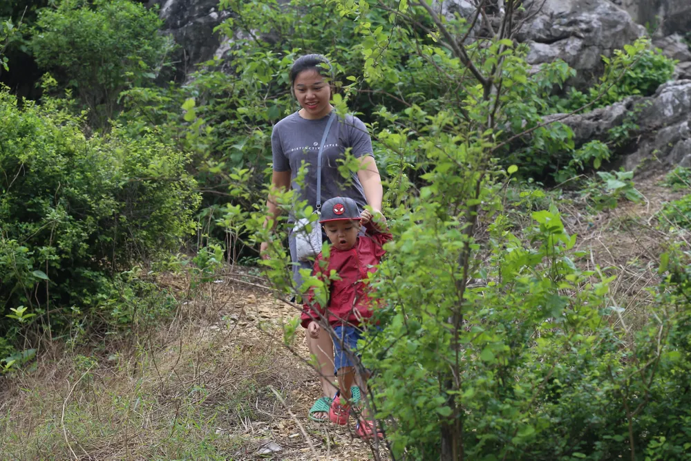 Chị Hà Thanh, một du khách đến cắm trại tại Núi Trầm cho biết, ngọn núi này không quá cao nhưng lại sở hữu nhiều vách đá có độ dốc lớn mang tới cảm giác không gian kỳ vĩ. Hơn nữa, nhờ địa thế nhiều hòn và núi nhỏ bao quanh mang tới cảm giác mới lạ. Do đó, cuối tuần chị đã đến đây cùng gia đình để cắm trại.