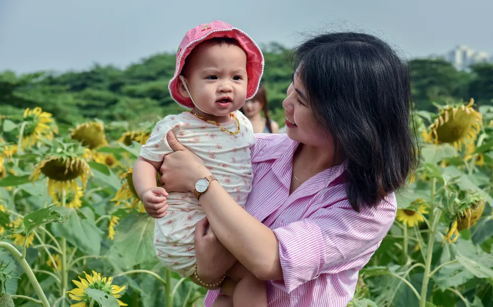 Một bạn nhỏ được phụ huynh dẫn tới đây để chụp ảnh lưu niệm.