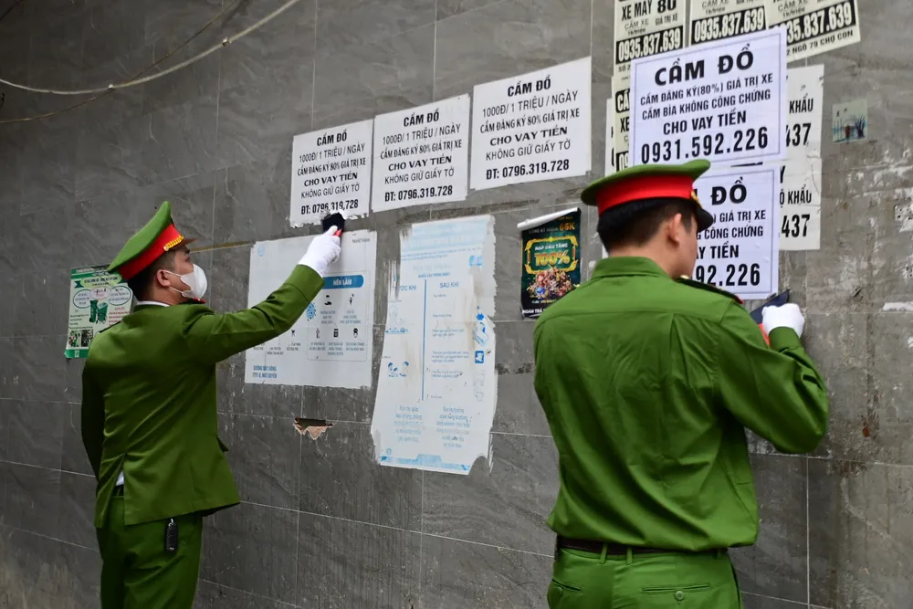 Công an TP Hải Phòng xóa quảng cáo, rao vặt, cho vay tín dụng. Ảnh: CA