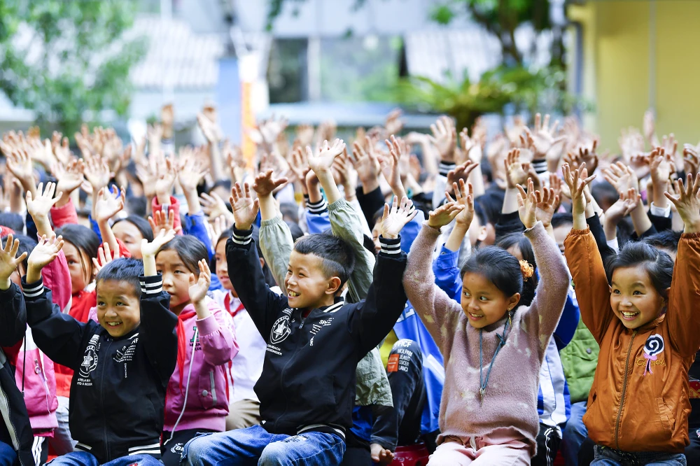 "Cùng mang sách về miền núi cao, hải đảo” mùa đầu tiên nằm trong Đề án “Phát triển văn hóa đọc trong cộng đồng đến năm 2020, định hướng đến năm 2030” theo Quyết định 329/QĐ-TTg ngày 15-3-2017 của Thủ tướng Chính phủ, đồng thời đây là món quà tinh thần quý giá mà đoàn mang đến cho các em học sinh trường PTDT Bán trú Tiểu học và THCS Sà Phìn trong dịp Tết thiếu nhi 1-6.