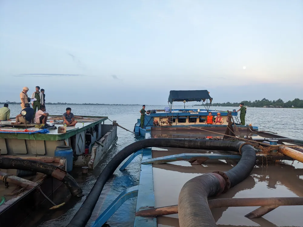 Tàu khai thác, vận chuyển cát trái phép. Ảnh: CA
