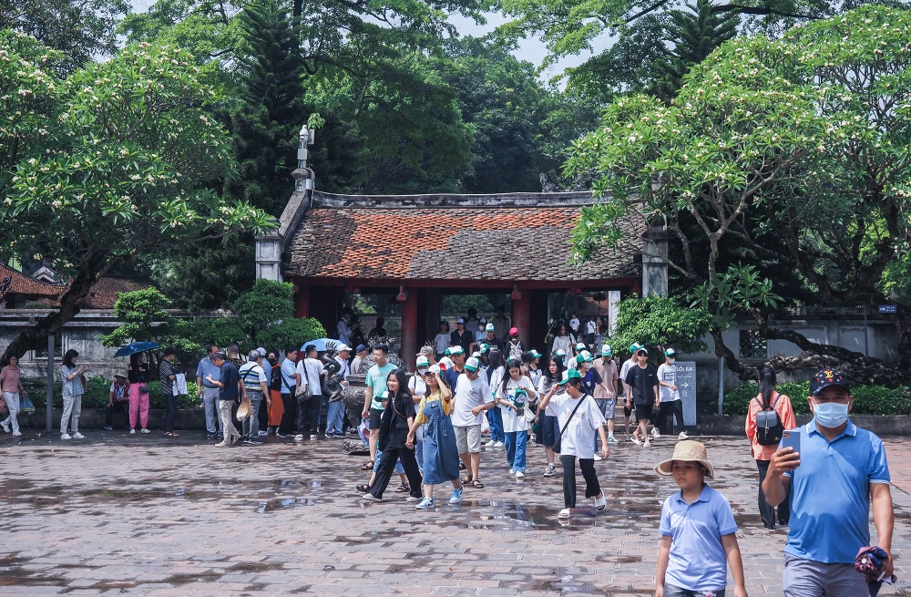 Chỉ còn vài ngày nữa kỳ thi tuyển sinh vào lớp 10 công lập ở Hà Nội sẽ chính thức diễn ra, rất nhiều phụ huynh và học sinh đã tới Văn Miếu - Quốc Tử Giám để làm lễ cầu may mắn.