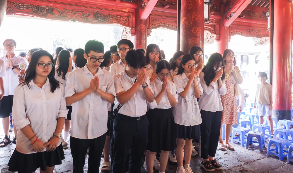 Từng tốp thí sinh thành kính dâng hương, cầu thuận lợi cho bản thân trước kỳ thi tuyển sinh vào lớp 10.