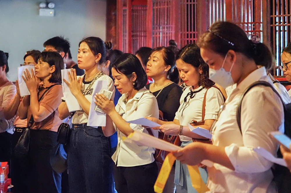 Phụ huynh học sinh thành kính dâng hương, cầu thuận lợi cho con em mình trong kỳ thi tuyển sinh vào lớp 10.