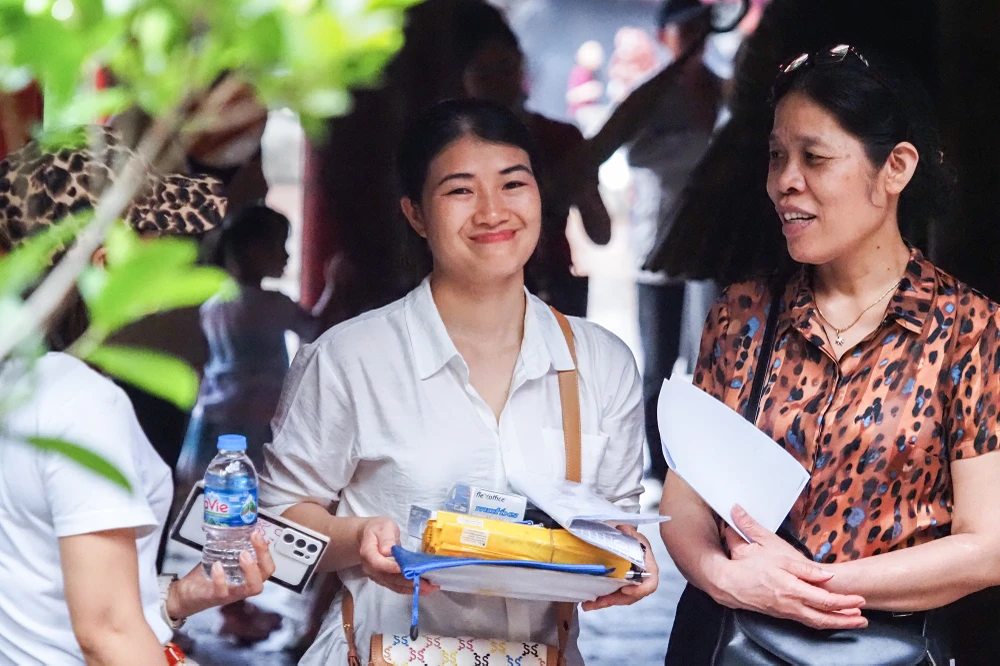 Văn Miếu - Quốc Tử Giám được xem là nơi linh thiêng bậc nhất Hà Nội, chính vì vậy nhiều phụ huynh, sĩ tử đã sửa soạn lễ vật đến đây để cầu may khi ngày thi sắp đến.