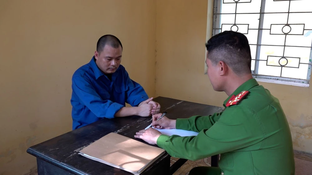 Đào Văn Thuỷ tại cơ quan công an. Ảnh CA