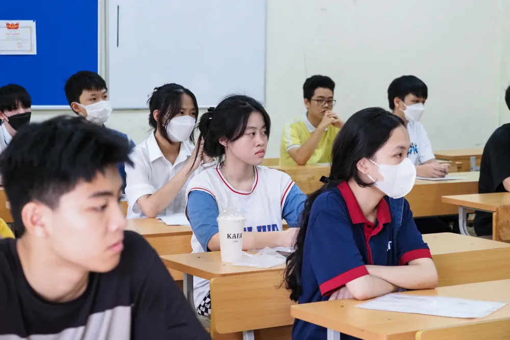 Tại các phòng thi, các thí sinh lắng nghe giám thị nhắc nhở việc đối chiếu các thông tin trong phiếu báo dự thi và chỉnh sửa nếu có sai sót. Ảnh: PHI HÙNG Tại các phòng thi, các thí sinh lắng nghe giám thị nhắc nhở việc đối chiếu các thông tin trong phiếu báo dự thi và chỉnh sửa nếu có sai sót. Ảnh: PHI HÙNG