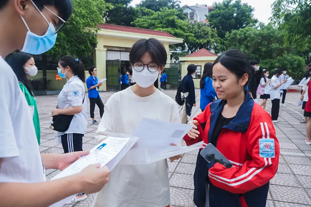 Ngày 9-6, thí sinh tham dự kỳ thi tuyển sinh vào lớp 10 tại Hà Nội đồng loạt đến các điểm thi để nghe cán bộ coi thi hướng dẫn làm thủ tục dự thi. Ảnh: PHI HÙNG Ngày 9-6, thí sinh tham dự kỳ thi tuyển sinh vào lớp 10 tại Hà Nội đồng loạt đến các điểm thi để nghe cán bộ coi thi hướng dẫn làm thủ tục dự thi. Ảnh: PHI HÙNG