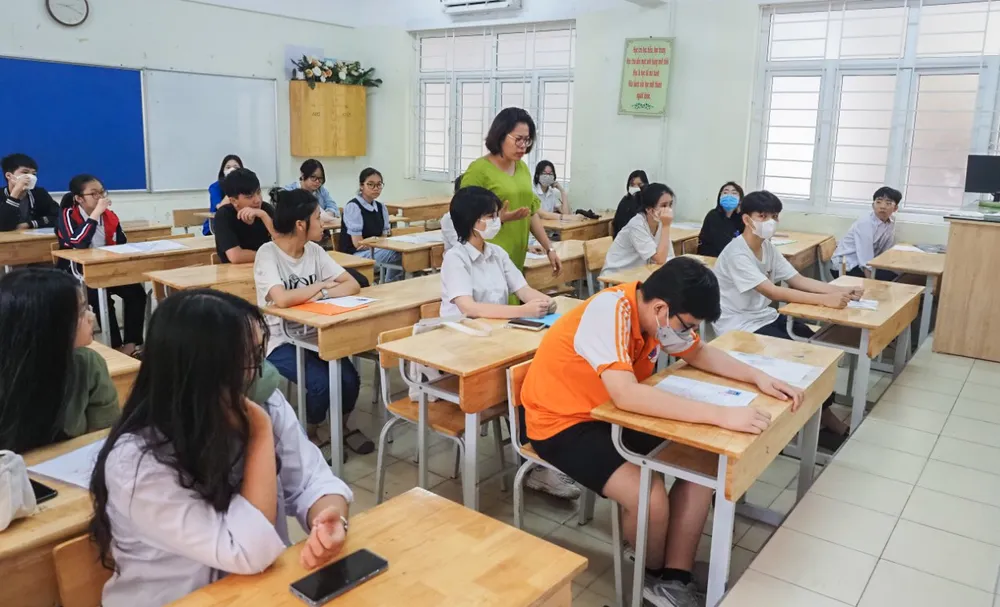 Thầy cô cũng thông báo danh mục các đồ dùng thí sinh được phép mang vào phòng thi. Ảnh: PHI HÙNG Thầy cô cũng thông báo danh mục các đồ dùng thí sinh được phép mang vào phòng thi. Ảnh: PHI HÙNG