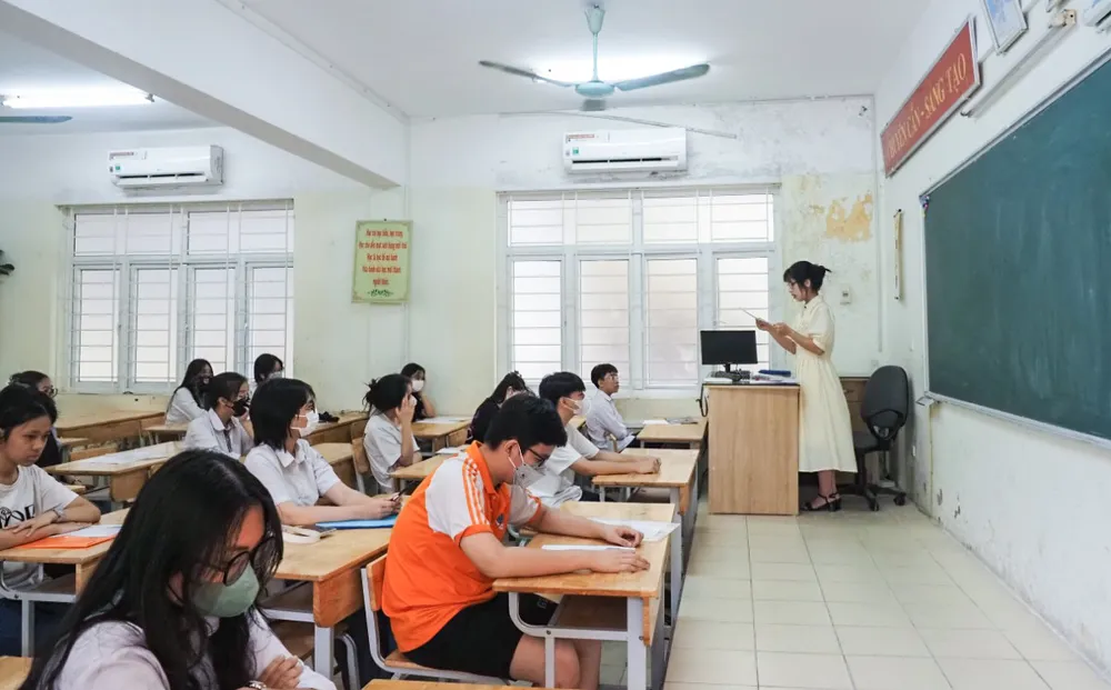 Số cán bộ, giáo viên làm công tác coi thi, chấm thi là 20.000 người. Ngoài ra, còn có 590 cán bộ giám sát tại các điểm thi và hơn 1.000 cán bộ, chiến sĩ Công an thực hiện nhiệm vụ bảo vệ khu vực thi. Ảnh: PHI HÙNG Số cán bộ, giáo viên làm công tác coi thi, chấm thi là 20.000 người. Ngoài ra, còn có 590 cán bộ giám sát tại các điểm thi và hơn 1.000 cán bộ, chiến sĩ Công an thực hiện nhiệm vụ bảo vệ khu vực thi. Ảnh: PHI HÙNG