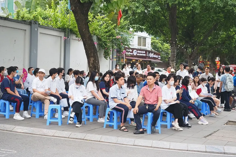 Thí sinh tập trung trước khi bước vào môn thi đầu tiên.