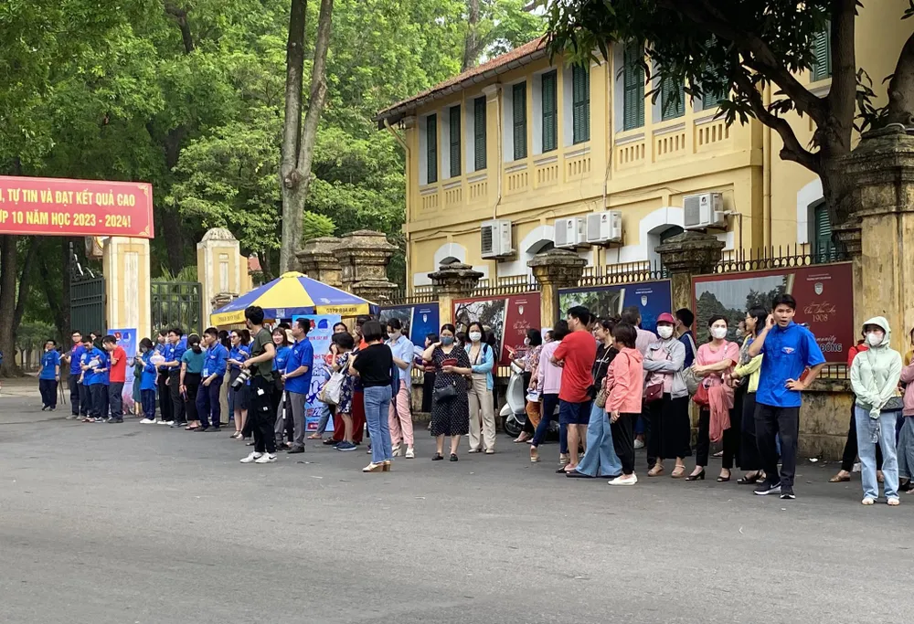 Tại điểm thi trường THPT Chu Văn An, khá nhiều phụ huynh cũng tỏ ra hồi hộp trong lúc đứng chờ con em mình phía ngoài. Với bài thi môn Ngữ văn, thí sinh sẽ làm bài thi theo hình thức thi tự luận, thời gian làm bài là 120 phút, bắt đầu từ 8 giờ đến 10 giờ.