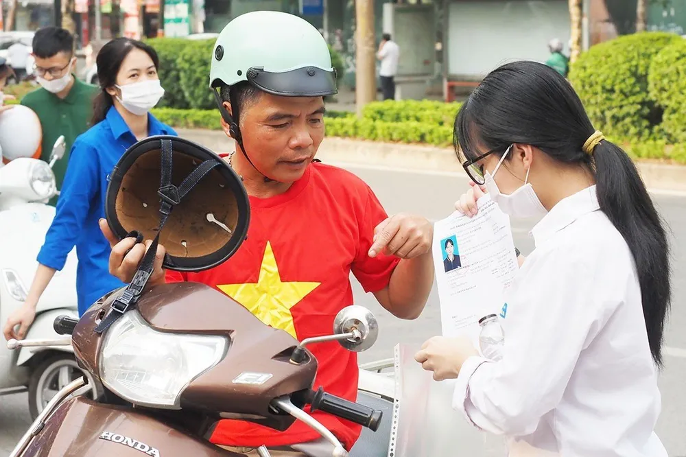 Tại điểm thi Trường THCS Yên Hòa, từ sáng sớm, nhiều thí sinh và phụ huynh đã có mặt ở các điểm thi để chuẩn bị bước vào phòng làm bài thi môn đầu tiên là Ngữ văn.