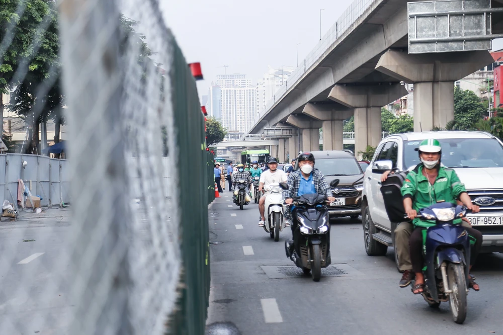 Trong thời gian cấm, các phương tiện có nhu cầu rẽ trái Khuất Duy Tiến đi theo hướng: Vào hầm chui Thanh Xuân, quay đầu tại điểm mở dải phân cách trụ ER12- ER13 tuyến đường sắt trên cao để rẽ phải đi Khuất Duy Tiến. Với các phương tiện có nhu cầu đi Ngã Tư Sở lưu thông theo hướng: Đi qua hầm chui Thanh Xuân để đi Ngã Tư Sở.