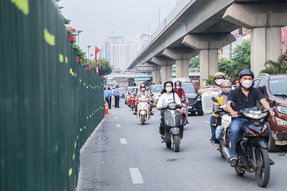 Sở GTVT Hà Nội yêu cầu nhà thầu phải bố trí người hướng dẫn giao thông tại các vị trí giao cắt với các nút giao, điểm quay đầu trên đường Nguyễn Xiển và phối hợp lực lượng chức năng để hướng dẫn phân luồng bảo đảm an toàn giao thông, tránh ùn tắc giao thông trong khu vực.