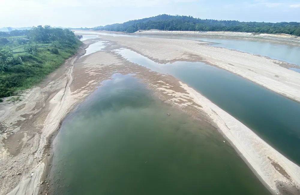 Thời gian qua, do thời tiết nắng nóng kéo dài và lượng mưa thấp khiến nhiều đoạn trên Sông Đà cạn trơ đáy.