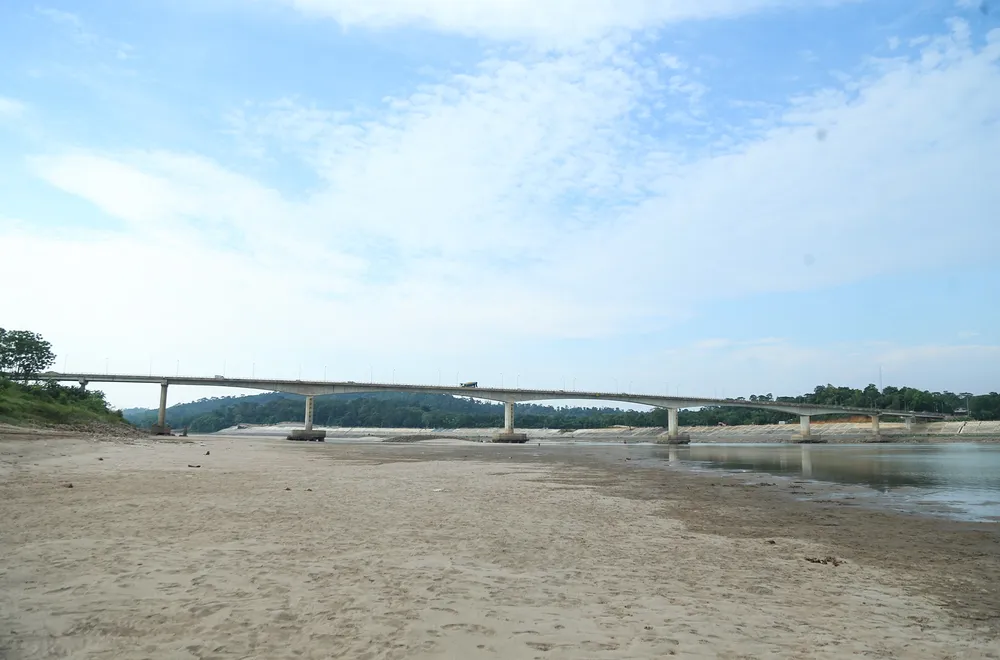 Anh Phạm Văn Tuấn (ngụ ở huyện Thanh Thủy, Phú Thọ) cho hay: &quot;Những năm trước vào mùa hè nước cũng rút như không như thế này. Bình thường chúng tôi chỉ tắm ven sông, nhưng bây giờ có thể ra tận giữa lòng sông để tắm&quot;,